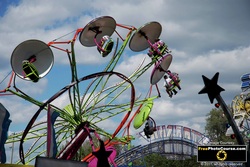 Picture of a carnival ride at a county fair. Digital Camera lessons, tips and tutorials from FreePhotoCourse.com.  All Rights Reserved 