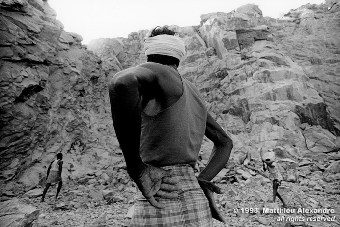 Picture of stone quarry workers in Tindivinam, India.  © 1998, Matthieu Alexandre; part of FreePhotoCourse.com's “Photographer Profiles” series; DO NOT COPY – IP Address recorded - all rights reserved.